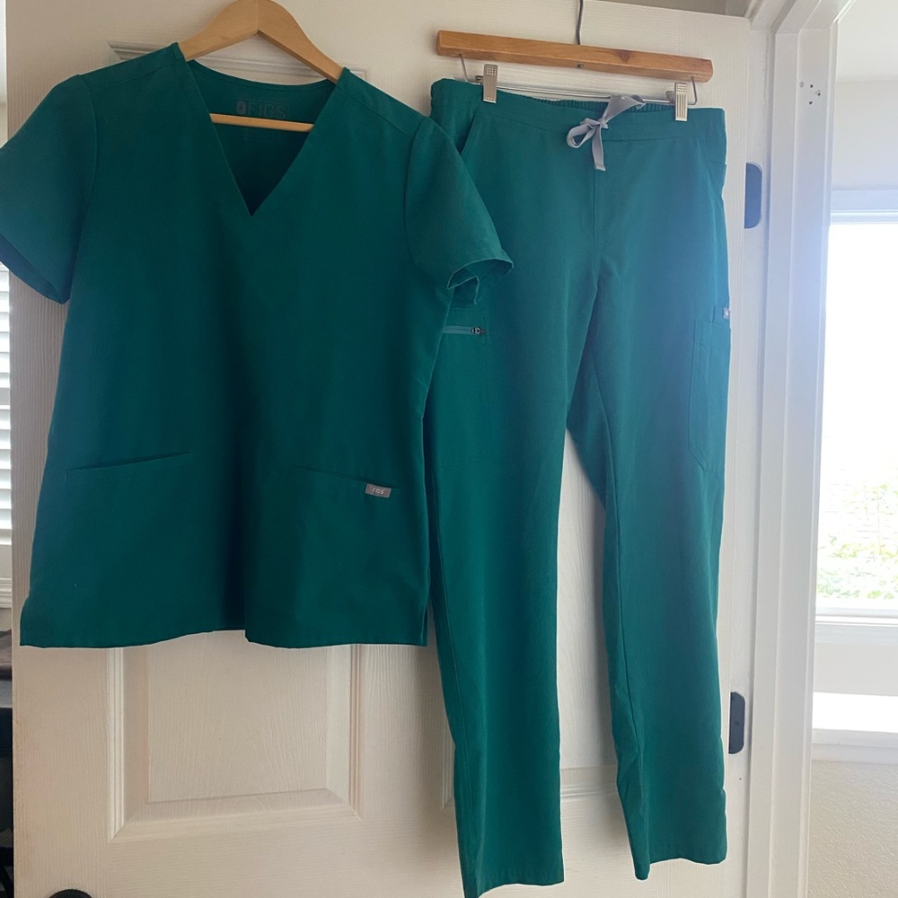 Figs Hunter Green Women's Scrub Set